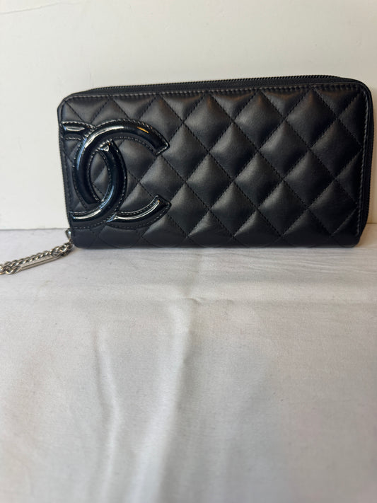 Black diamond-quilted wallet with oversized tonal CC detail and zip-around closure